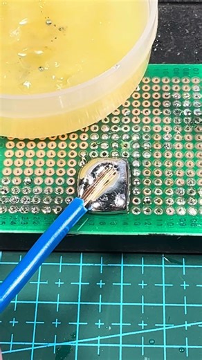 焊点饱满的秘密：助焊剂的艺术瞬间 🎨 #battery #asmr #arduino #arduinoproject #diy #electronicsengineering #toy