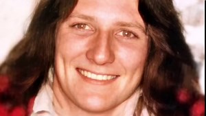 On Sunday 1st March 1981, IRA Volunteer Bobby Sands began his hunger strike. On the 10th anniversary of his death Bik McFarlane dedicated this song to Bobby's memory. 🏴 | Gerry Adams