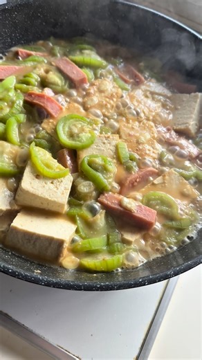 kenshirou🐷pig🐷 | 沖縄人の作る 沖縄で1番美味いヘチマの食べ方‼️ ### 材料 - ヘチマ：1本 - スパム：150g（角切り） - 島豆腐：150g（食べやすい大きさに切る） - 味噌：大さじ3 - だし汁：300ml（昆布や煮干しから取ったもの） - 砂糖：大さじ1 - みりん：大さじ1... | Instagram