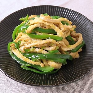 油揚げのチンジャオロース風 作り方・レシピ | クラシル