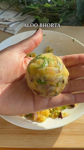Aloo bhorta is a Bengali dish that I tried for the first time.. and let’s just say I’m a fan! It’s so simple and yet so flavorful, absolutely loved it❤️ That with some panta bhaat is going to be one of my top food combinations💕 You must try out if you haven’t already! Ingredients I used: - 2 boiled potatoes - mustard oil - 2 to 3 red chillies, depending on their spiciness - 1 small onion - coriander leaves - salt [aloo Bhorta, aloo Bhorta recipe, Bhorta recipe, bharta, aloo bharta, potato] #alo
