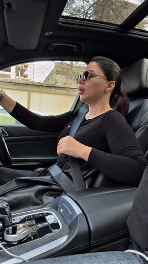 Arzu Rasulova on Instagram: "Davranış psixologiyasında bu dual decision model-yəni iki mərhələli qərarvermə mexanizmi kimi izah olunur. Birinci mərhələ instinktiv & emosional reaksiyadır.Bu zaman beynin sürətli qərar verən hissəsi aktivləşir.Beyin bu an sual verir:👉Burada özümü təhlükəsiz rahat və xoşbəxt hiss edirəmmi? Bu qiymətləndirmə adətən 2–3 saniyə ərzində baş verir və o məkan ya beyində qəbul edilir,ya da bloklanır. Buna psixologiyada ‘ilk emosional təsir effekti’deyilir. İkinci mərhələ