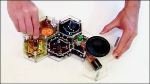 レゴブロックのようにスピーカーやアンプなどをくっつけて音を作るシンセ音源「Molecule Synth」