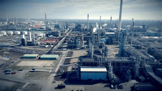 7K views · 38 reactions | Inmiddels is op Shell Energy and Chemicals Park Rotterdam het groot onderhoud gestart aan 7 van de ruim 60 fabrieken. Net als je auto, die een APK moet ondergaan, zijn we verplicht onze fabrieken te inspecteren en keuren. Bij het uit bedrijf nemen van de fabriek en als we klaar zijn met onderhoud eind november, moeten we waarschijnlijk fakkelen. Wat dat precies inhoudt, kijk voor meer info op: https://go.shell.com/3Bolty1 | Shell | Facebook