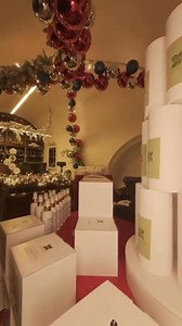 🎄✨ LSMU vaistinės kalėdinė krautuvėlė jau atvira! Kviečiame užsukti į Rotušės aikštę 3, Kaune – čia Jūsų laukia šiluma, kvepiantys atradimai ir kruopščiai pagamintos dovanos iš mūsų vaistinės laboratorijos. 🎁 Rankų darbo kosmetika 🌿 Vaistažolių rinkiniai 💫 Maži stebuklai didelėms šventėms Ateikite pasisemti geros nuotaikos ir išsirinkti dovanų, kurios turi istoriją. Laukiame Jūsų! 🤍 | Lietuvos sveikatos mokslų universiteto vaistinė