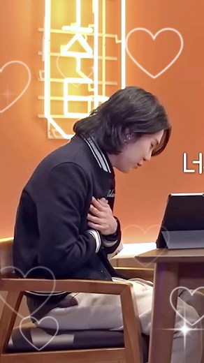 本当に悪い意味でもなんでもなくて、いつもキラキラ輝いたオーラを纏って、手の届かない存在だと思い知らされるユンギが、今回ばかりはすごく身近な青年に感じた🥺ヨンベのオーラがすごいのもあるけど、憧れの人を目の前にしたら私たちと同じオタクになって、当時の自分に戻るからか、オーラすら一般人みたいになっちゃうユンギが尊くて愛おしくて可愛くて🤦🏻‍♀️#ユンギ #シュガ #윤기 #슈가 #bts #방탄소년단 #防弾少年団 #bigbang #sol