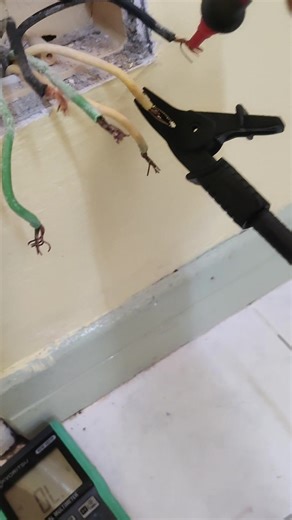 Trouble shooting rccb trip Kalau sampai kene guna ini meter bermakna masalah yg di hadapi mmg dah teruk 🙂 Kabel dari db ke poin pertama dah short..x dapat diselamatkan 🙂 Macam ni kene wiring baru je penyelesaian die..🙂 Perlukan @ nak khidmat elektrik selamat boleh roger 👌🤙 📲 0126803763 #electrician #wireman #PW4 #SafetyPlus #tanjungmalim @topfans | Exito Empire Safety Plus Electrical Services