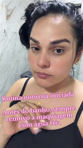 Rotina noturna ✨ Antes de lavar o rosto, já havia removido a maquiagem com água micelar. Logo após o banho, apliquei meu bom sérum de vitamina C 💕 #make #empresaria