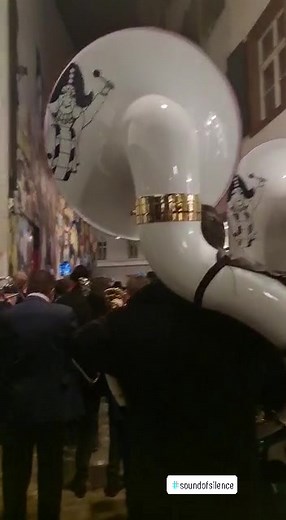 The Sound of Silence im Gerbergässli 2. Bummelsonntag 💯🥁🎺🎷 #fyp #fy #fypシ #fasnacht #baslerfasnacht #fasnachtbasel2023 #fasnachtbasel #guggemusig #guggemusik #marching #marchingband #music #soundofsilence #trompete #trumpet #posaune #drum #drums #tambouren #trommel #pauke #sousa #sousaphone #sousaphon