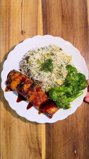 Easy salmon and rice 👩🏻‍🍳 #salmon #rice #quickrecipes #lunch #dinner