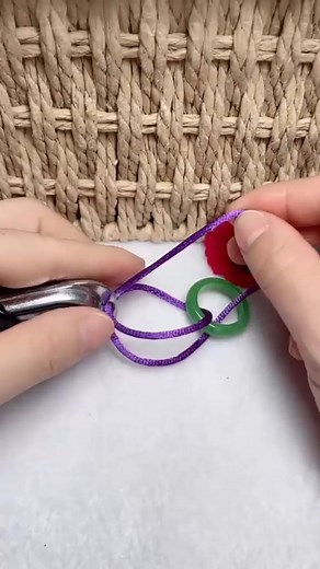 Instructions for tying a ring into a convenient keychain #diy #diycrafts #crafts #craft | Craft Home