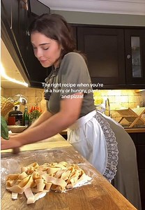 When you're hungry 🤤 I know I have to find a recipe that's delicious but also very quick to cook. I can make you pasta and I can make you pizza. Yes, from the same dough. In fact, if you like your pizza to be crispier, it is a perfect choice to use pasta dough for pizza.