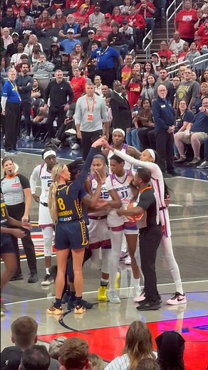 This angle of Sophie Cunningham pointing at DeWanna Bonner is hilarious 😆
