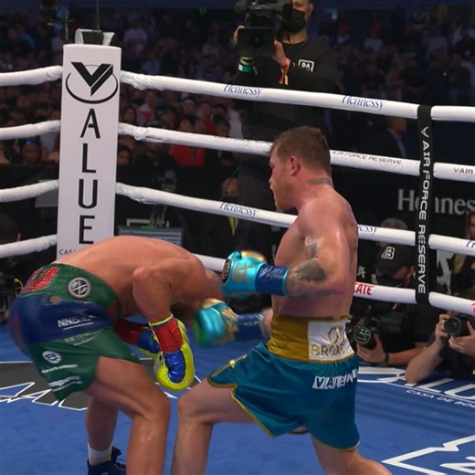 Canelo breaks Billy Joe Saunders face