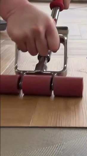 Quelle est la méthode pour coller et aplatir facilement les dalles de parquet ?