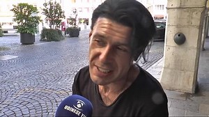 Ezio #Bosso è morto a 48 anni. Il direttore d'orchestra, compositore e pianista torinese aveva una malattia neurodegenerativa da anni ma nonostante ciò era riuscito a diventare uno dei nomi più noti del panorama musicale italiano ed era un grande amico del #Friuli. In questa intervista del luglio 2017, prima di esibirsi a Udine, questa la sua testimonianza al microfono di Monica Nardini | TV 12