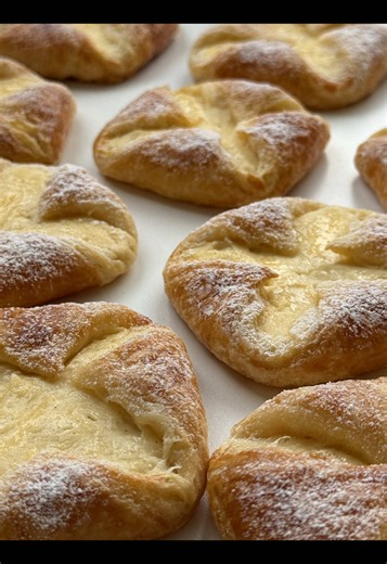Ad | Topfengolatschen Recipe 🇦🇹🤍 An Austrian classic: buttery Danish pastry dough with a creamy quark filling and a delicate lemon note. 🥰 📝 Ingredients Makes: 6 large or 12 small pastries - you can choose the size yourself Dough • 400 g Danish pastry dough (1 package), chilled Quark Filling • 250 g quark (Austrian: Topfen) - alternatively skyr (1 cup) • 40 g sugar (3 tbsp) • zest of ½ organic lemon • 1 egg yolk • 1 tbsp cornstarch (10 g) • a little freshly ground vanilla • optional: 2 tbsp