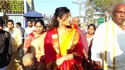 Actress Eesha Rebba Visuals @ Tirumala