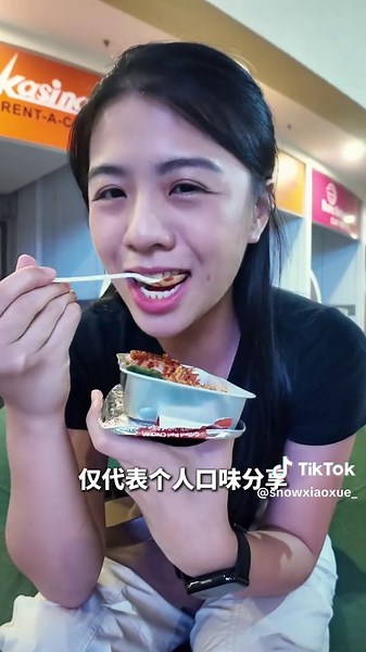 一口气开箱 Air Asia 7️⃣种飞机餐❗️居然还有Burnt Cheesecake🍰 AirAsia 的飞机餐你吃过几种❓正确来说这些餐点是来自 “Santan”品牌～ 参考后下次机上点餐可以try不同的选项啦！✈️ （虽然他们有实体餐厅，但是在飞机上吃的感觉不一样🤣） #airasia #airasiafood #santanairasia #santan