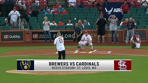 Brendan Ryan lanza 1er pitcheo