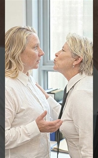 Older lesbian kisses straight milf / Reife Lesbe verführt Milf #kissing #krawatte #necktie #lesbian