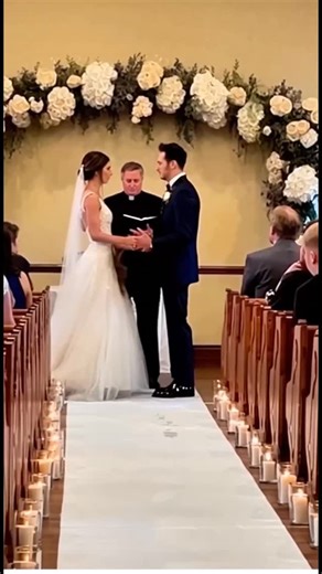 Home Video Hub on Instagram: "Bride’s dress failed from the back and the whole wedding went into panic mode #microdrama #weddingtok #chaos #caughtoncamera #viralvideo"