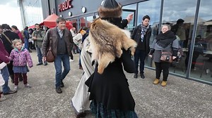 👏Les vêtements d’époque, bijoux, meubles et autres instruments de musique étaient de retour ce week-end au Tigre, pour une nouvelle édition du Marché de l'Histoire de Compiègne. 👉🧙🫅Tous ces passionnés de la Préhistoire, de l’Antiquité Celte et Romaine, ou encore du Moyen Age, de nous faire voyager à travers les époques le temps d’un week-end. Des milliers de visiteurs étaient au rendez-vous de cette manifestation, qui est le pendant de Fous d’Histoire, programmé en novembre, sur les Hauts de