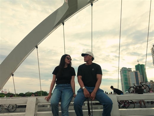 binondo pero hopeless romantic ka went here to see the sunset sana, but instead i witnessed manila people's simple life during the weekends.. ...lakad lakad sa park, loving loving sa bridge #fyp #binondo #manila #cinematic #manilacinematic