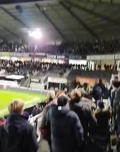 De wedstrijd tussen Heracles Almelo en FC Groningen is definitief gestaakt. Een supporter van FC Groningen is vanuit het uitvak naar beneden gevallen. Ook was het onrustig op de tribunes en buiten het stadion. | Voetbal Ultras