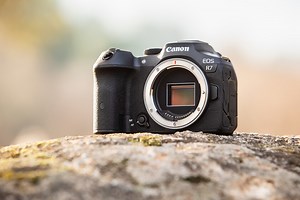 Canon EOS R7: sensor APS-C y toda la nueva tecnología de las cámaras sin espejo para sustituir a una réflex mítica