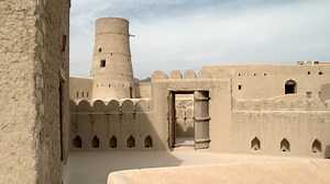 🏰🌴 𝑫𝙞𝒔𝙘𝒐𝙫𝒆𝙧 𝙩𝒉𝙚 𝙝𝒆𝙧𝒊𝙩𝒂𝙜𝒆 𝒐𝙛 𝙊𝒎𝙖𝒏 𝑯𝙞𝒔𝙩𝒐𝙧𝒚. Bahla fort is a Omani military fortress located in the middle of the oasis of Bahla. It’s the biggest and oldest fort in the country inscribed on Unesco World Heritage. 🇴🇲 #TourOfOman | Tour of Oman