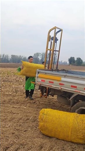 Unfold hay bale loading tool: Powered by a car battery, hangs on the vehicle for easy loading