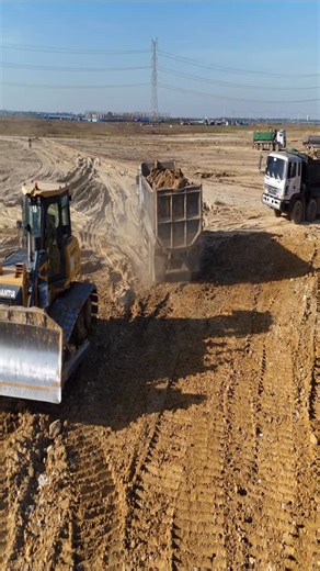 Bulldozer Machinery on Instagram: "EPIC FAIL! Dump Truck COMPLETELY STUCK in Mud! (CRAZY RESCUE) #bollduzer #excavator #25ton"