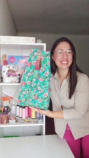 La bolsa de tela más linda, resistente y fácil de hacer 😍 Aprovechando las telas que me enviaron de regalo los chicos de @elaltillomerceria hice esta bolsa preciosa con forro para los mandados 🤗 Y después de ver lo fácil que fue hacerla, obvio tenía que compartir el tutorial con ustedes 💖 Es del tipo camiseta, como las que suelen darnos en el supermercado, pero mucho más linda y ecológica 🌱 Para este proyecto estoy utilizando popelina 100% algodón en dos colores y estampados distintos 😉 En 