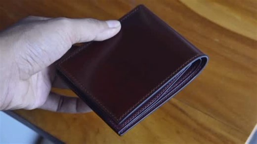 GITSIROSDIANI | LEATHER on Instagram: "When you buy handcrafted leather, you’re paying for the precision of expert stitching. Many craftsmen still use traditional techniques, like saddle stitching, which is done by hand to create the strongest seams. This technique is not only a hallmark of quality but also a sign of the skill that goes into every piece. #leathercraftmanship #leatherart #leatherworks #leathergood #leathwallet #handstitchedleather #saddlestitch #shellcordovanwallet #shinkihikaku 