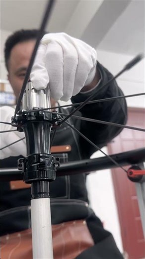 Assembly of the 1138g Aeris 50 Carbon Spoke Wheels: Lacing the Spokes.#icancycling #aeris50