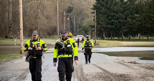 Father and 5 children rescued from Molalla River flood in Clackamas County
