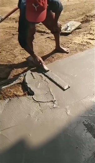 Smooth the cemented base floor using a trowel so that the cement road can be used. #construction