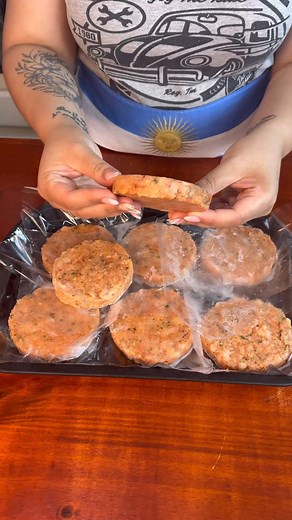 Melanie Díaz on Instagram: "Medallones de pollo súper ricos y fáciles 🤤 Ingredientes: Pechuga de pollo 600/700gr 1 huevo Harina de avena 3 vidas soperas Sal, provenzal, pimentón, pimienta, ajo en polvo y adobo a gusto. ✅Comenzamos cortando las pechugas en cubos y procesamos unos minutos, en un recipiente aparte agregamos el huevo, la sal, los condimentos y la avena. Integramos bien y damos forma a los medallones, aproximadamente tenían 150gr cada uno, llevamos al freezer con bolsitas separadora