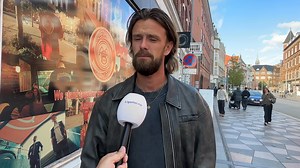 Vi kender ham bl.a. som tidligere AaB spiller, men nu har Lucas Andersen for alvor slået sit navn fast som tøjdesigner. I samarbejde med butikken Streetammo og AaB har Lucas Andersen fremstillet en ny tøjkollektion for at forene streetwearkulturen med fodboldkulturen. Her fortæller han om den nye kollektion, og hvis du vil høre mere om den sportslige del af Lucas Andersen og hvem der bliver hans næste klub så gå ind på Aalborg LigeHer.nu | Mogens Kom Forbi