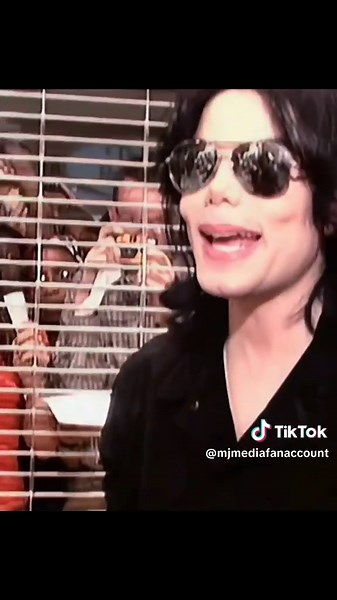 Michael Jackson Signing Autographs for Fans