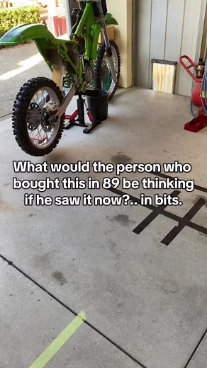 Pretty sad I’d think. #mototok #moto #country #dirtbike #dirtbikes #oldschool #classiccar #vintagebike #kx125 #2strok #old2stroke #1989kx125 #kawasaki #motorcycle #mechanics #kx1252stroke