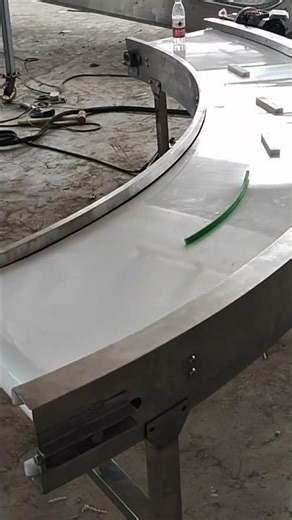 A smoothly operating belt conveyor with a turning mechanism