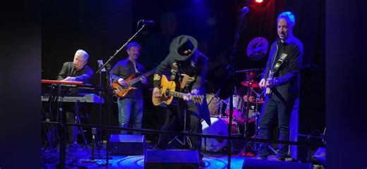 Folkens, året som kommer byr på mye gøy, og i tillegg til konserter her og der, jobbes det også nå med et live-album 💥🎊🎶😊😊 Det er fra en av konsertene våre, da vi var på turné i august 😊 Dette er veldig stas for oss, og vi gleder oss til utgivelse! Datoen er foreløpig ikke satt, men følg med, det kommer 🎶😊😊 I mellomtiden kan du høre musikken vår på vår Spotify-side; https://open.spotify.com/artist/0rSaPTz5Ykxl5j1oec5sdj?si=pfHUa6zqQZyjZdrfT1KftA En smakebit med låta "Beyond Belief" kan 