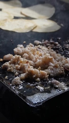 Armando Mendez on Instagram: "Comida callejera: Los tacos del Güero de tripa, lengua, panza y más con @donpicazo 🤤🌮 - - - #tacos #comida #puebla"