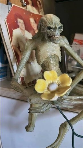 ALIEN vs flowers #horror #alien #creepy #creature