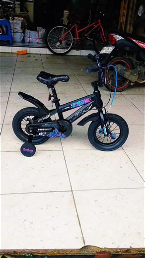 12 BMX ELEMENT BATMAN TEAM UP Sepeda Anak Element Batman Team Up adalah sepeda gaya BMX berukuran 12 inci yang dirancang untuk anak kecil, biasanya berusia 2 hingga 4 tahun. Sepeda ini memiliki rangka baja yang kuat dengan grafis bertema Batman. Spesifikasi : 🔹Frame : Steel With Internal Cable Routing 🔹Fork : Steel 🔹Pedal : PVC 🔹Front Brake : V-Brake 🔹Rear Brake : Drum Brake (Tromol) 🔹Seatpost : Steel 🔹Saddle : Element Saddle Component 🔹Extras: Front Panel,Chain Cover,Bell,Mudgard R/F,Tr