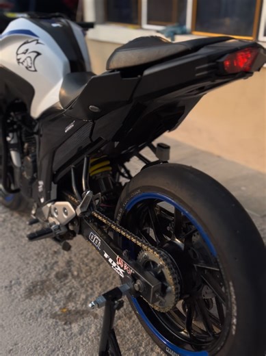 La Yamaha FZ250: Estilo y Potencia en Cada Ruta