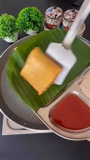 Crispy Besan Chilla Recipe Ingredients: 1.5 cup besan 1 tbsp rice flour Salt to taste 1/4 tsp turmeric powder Water as required For stuffing 2 tbsp oil 1 tsp mustard seeds 2 green chilli 1 inch ginger 1 pinch asafoetida 10-12 curry leaves 2 tbsp peanuts 1 onion 2 tomato Salt to taste 1/2 tsp turmeric powder 1tsp red chilli powder 1 tsp sambar masala 3 boiled potato 1/4 cup water 1/2 lemon juice Coriander leaves ……………………………,, #besanchilla #breakfast #breakfastrecipes #chillarecipe #healthybreakfa