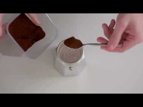 How to Use A Moka Pot | Beginners Guide by Latteholic ☕